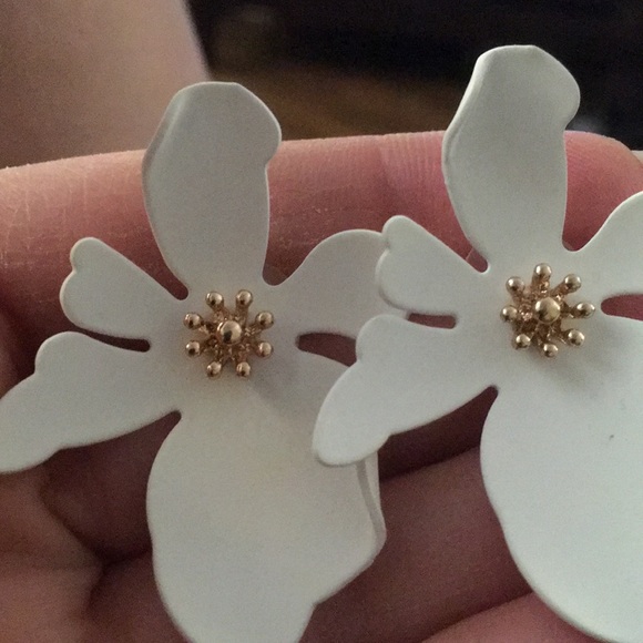 Beautiful earrings like a jasmine flower - Picture 2 of 2